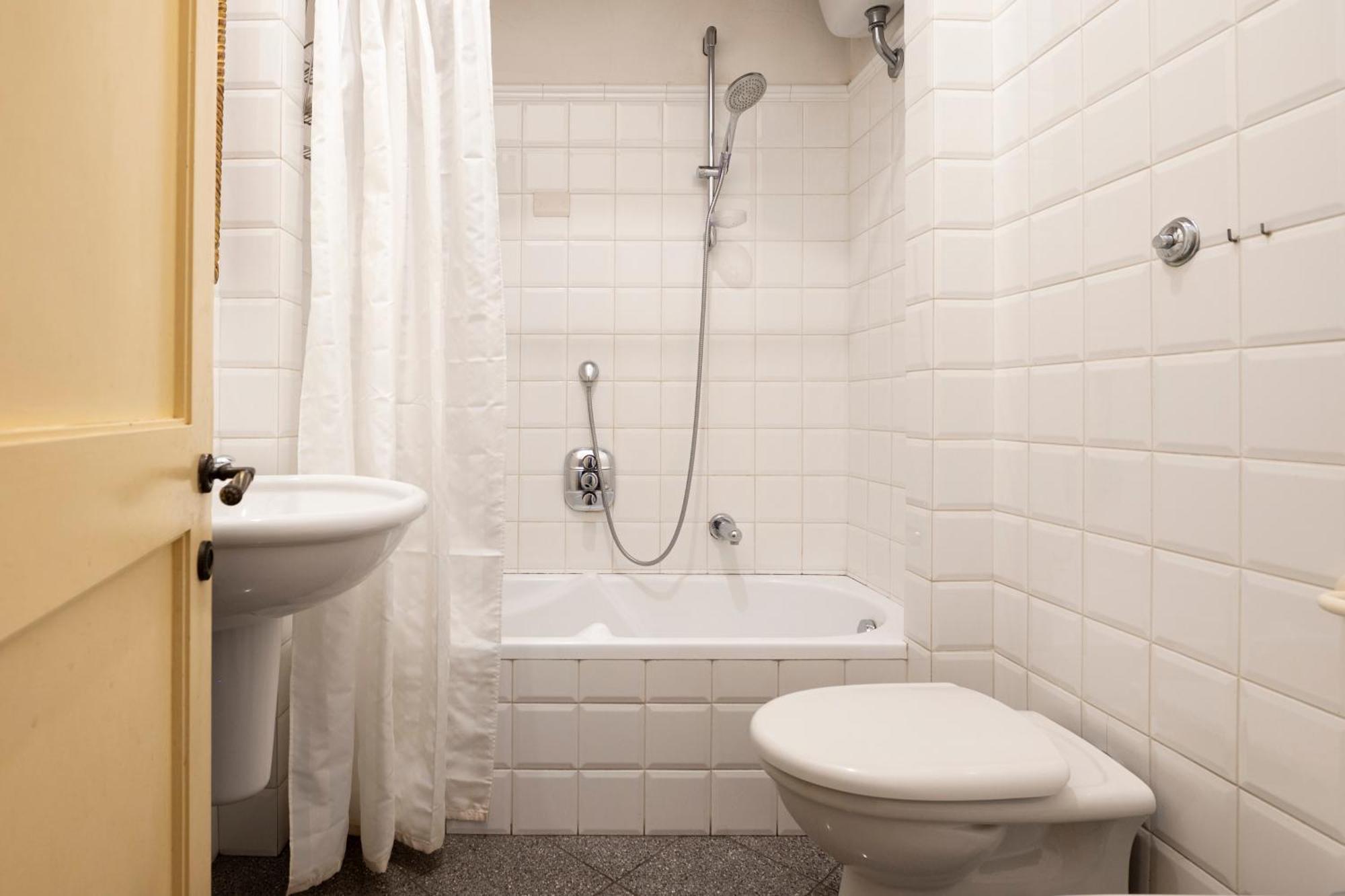 Caravaggio- Con Bagno Privato In Condiviso Oltrarno Gasthof *